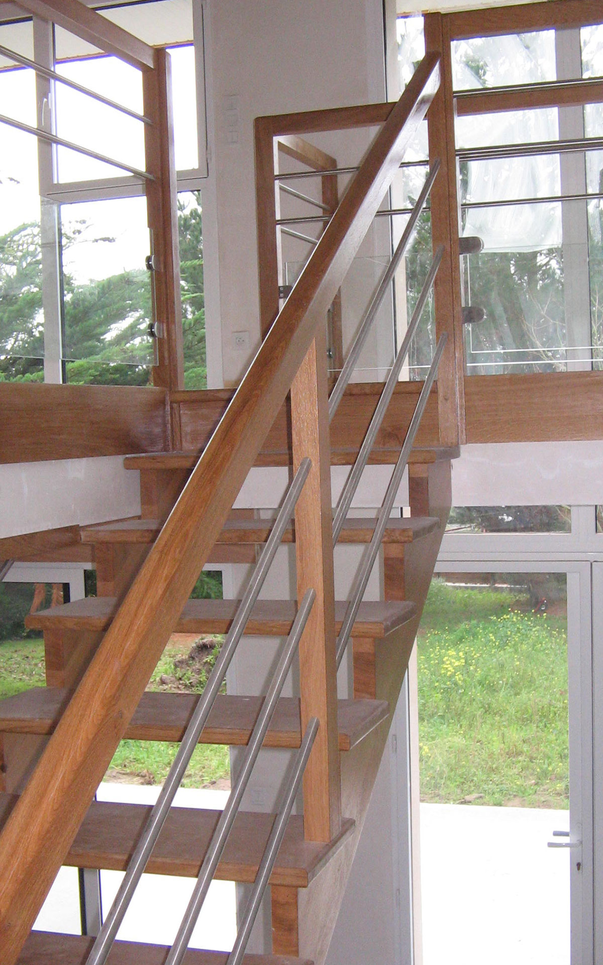 escalier-bois-pose-maison-particuliers-menuiserie-josselin-pleslin-trigavou-dinan-dinard-saint-malo