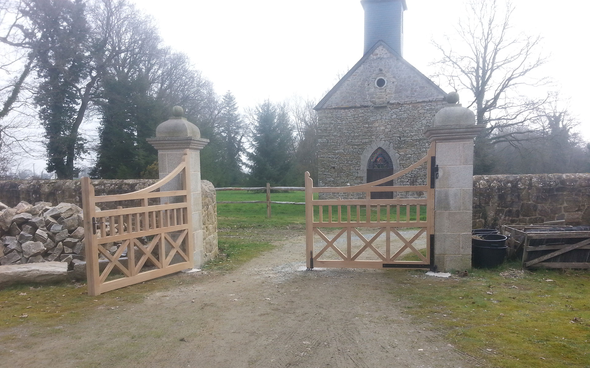 portail-bois-menuiserie-josselin-pleslin-trigavou-dinan-dinard-saint-malo