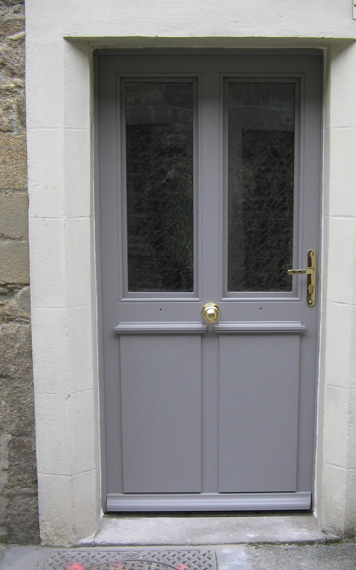 porte-entree-bois-grise-vitrage-renovation-menuiserie-josselin-pleslin-trigavou-dinan-dinard-saint-malo