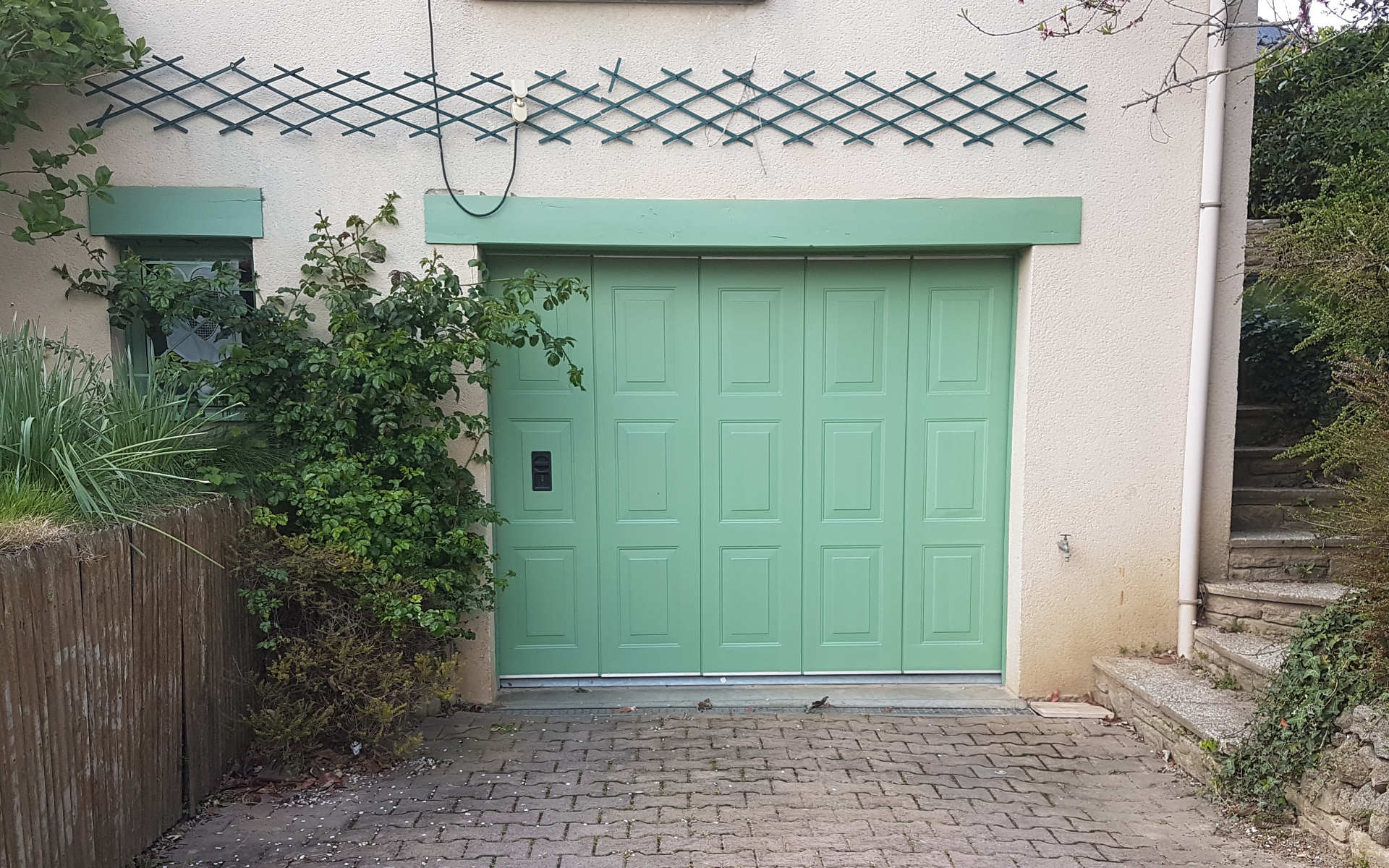 porte-garage-sectionnelle-motorisee-menuiserie josselin-pleslin-trigavou-dinan-dinard-saint-malo