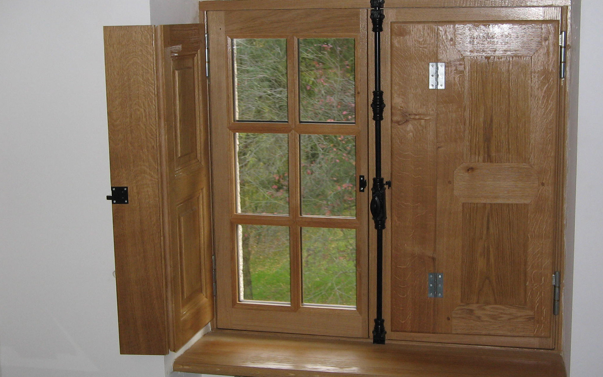 volets-interieurs-fenetres-bois-fabrication-pose-maison-particuliers-menuiserie-josselin-pleslin-trigavou-dinan-dinard-saint-malo